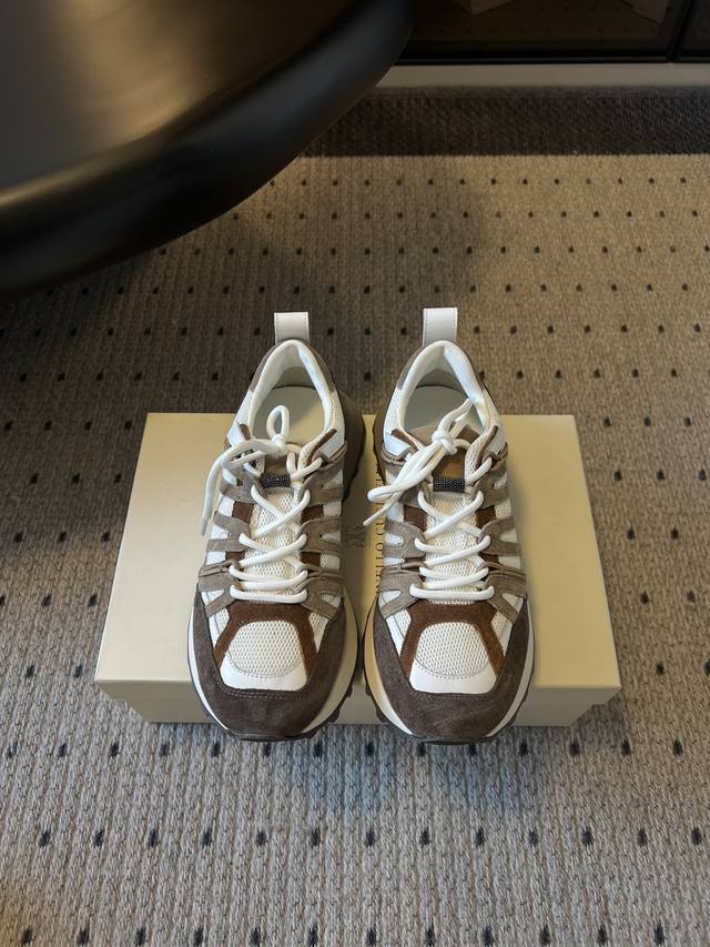 顶级品质 男+10 Brunello Cucinel* Ss25珠饰细节运动鞋 融合了复古与现代的设计元素，鞋面采用多材质拼接，如网眼布、皮革和麂皮，呈现出层次