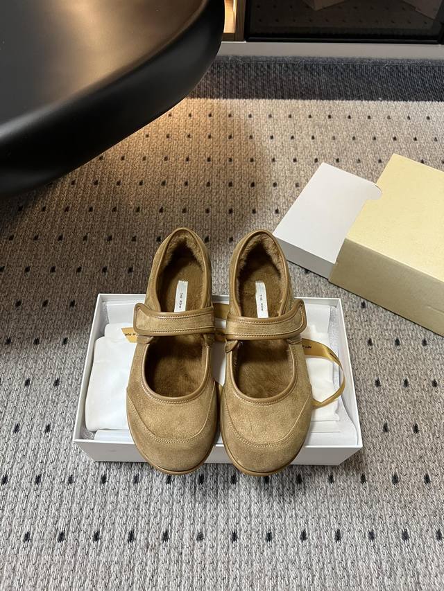 莞产 The Ro* 25Ss 秋冬新款 玛丽珍毛毛单鞋 采用经典玛丽珍鞋型，以魔术贴替代传统搭扣，简约又带点复古感。鞋面材质为绒面，质感细腻高级，内里加绒设计