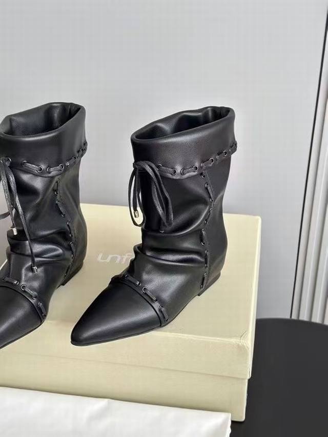 出厂 顶级版本 Unfolio 小众品牌秋冬新款堆堆靴时髦复古长靴堆叠感及膝靴踝靴 Sienna 堆叠感踝靴，黑色甄选小牛皮，皮质光滑细腻，纹理自然流畅，触感紧