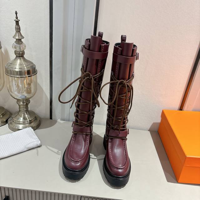 出厂 顶级版本 代购级 Herme* 2025 Fw 秋冬新款 爱马仕经典靴子 专柜价格P接近2W高昂的售价自然有独特的工艺和品质这款靴子的皮料全部为进口定制，