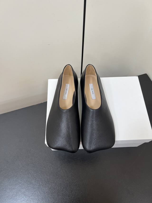 Therow Fw25 New Arrival～ 小头型 怪可爱 水晶羊皮的材质，赋予其更佳质感 造型感不错，小调行Dēé 一下起来了 Size 35-41 4