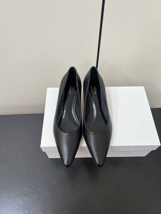 The Row法式复古简易风尖头奶奶猫跟单鞋 ！ 复古气质女王 整个鞋型简约大气，很干净利落又好搭配！日常穿搭、约会聚会等也能轻松驾驭！ 穿上很显脚瘦，又在视觉