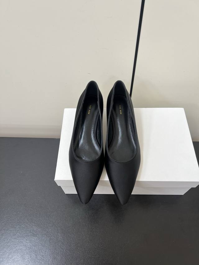 The Row法式复古简易风尖头奶奶猫跟单鞋 ！ 复古气质女王 整个鞋型简约大气，很干净利落又好搭配！日常穿搭、约会聚会等也能轻松驾驭！ 穿上很显脚瘦，又在视觉