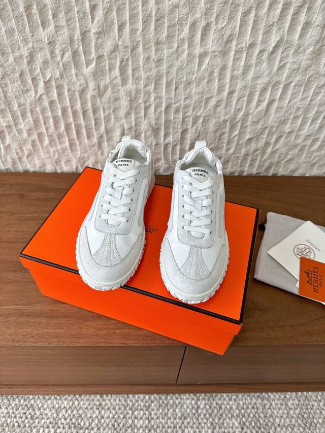 G652 男码+10 Hermes 爱马仕 25Ss新款 Jet系列 情侣款 休闲 运动鞋 德训鞋 原版购入开发 做货 镂孔柔软麂皮山羊皮运动鞋，配有鞋底，饰有