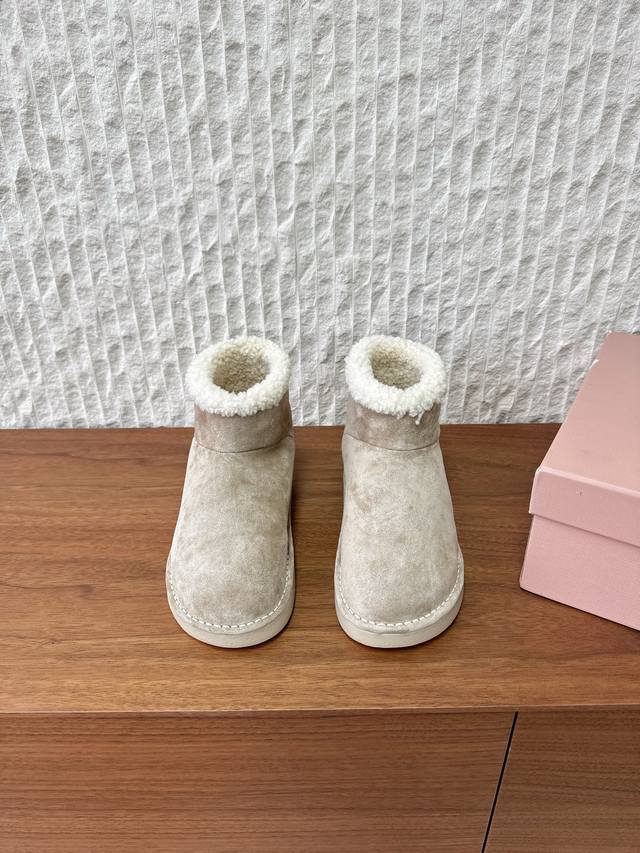 G319 Miumiu 缪缪 25Ss秋冬新款 短靴雪地靴 经常出现在各大时装杂志封面 各路明星、小红书博主都有钟爱 搭配绑带设计更显优雅，上脚尤为惊艳到你的一