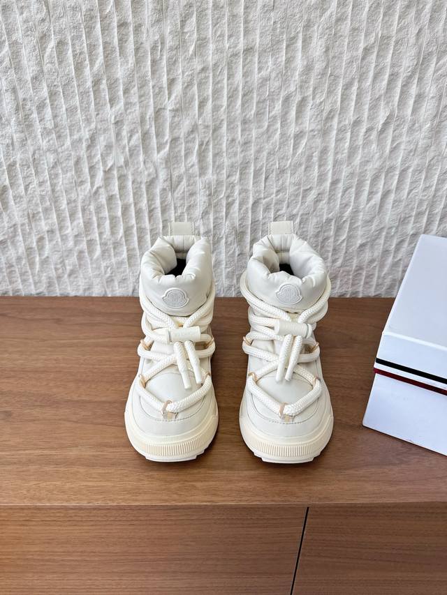 G236 Moner Altive Mid 25Ss秋冬新款 羽绒靴 滑雪靴 雪地靴 采用抽绳系带设计与保暖内衬，舒适温暖。 搭载强劲抓地的 Vibram 防滑