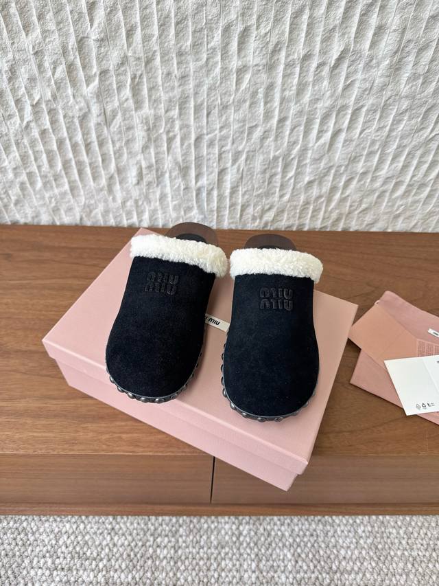 G319 Miumiu 缪缪 25Ss秋冬走秀款 实木底 羊毛 厚底 拖鞋 这种材质不仅触感柔软，而且带有一种自然的质感和复古韵味，同时也能为鞋子增添一份高级感