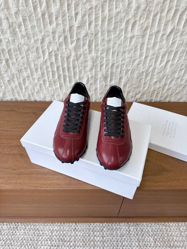 G279 Maison Margiela 马吉拉 25Ss秋冬新款 情侣款 阿甘鞋 德训鞋 新款Sprinters轮廓采用做旧植柔牛皮制成，灵感来源于复古。通过