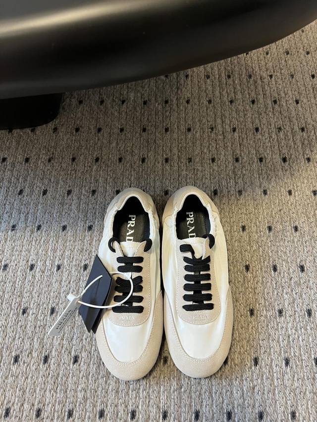 Prad* 2025 春秋系列普拉达 走秀款轻便薄底新款德训鞋 休闲鞋 大底开模Tpu！不做橡胶！鞋面麂皮有肌理感，内里羊皮包裹，软软糯糯的.鞋垫加厚小羊皮，踩