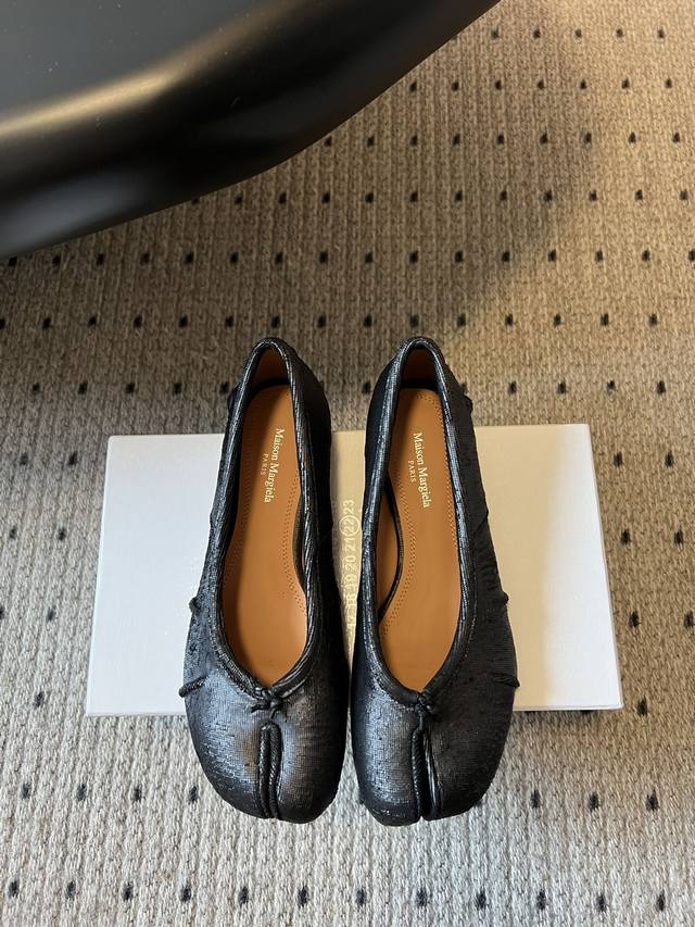 Maison Margiela马吉拉Mm6皱褶Tabi分趾鞋 芭蕾舞鞋 超多明星时尚博主种草 原版套楦鞋型很大方 搭配各种风格都 轻松驾驭 小短腿的福音 上身瞬