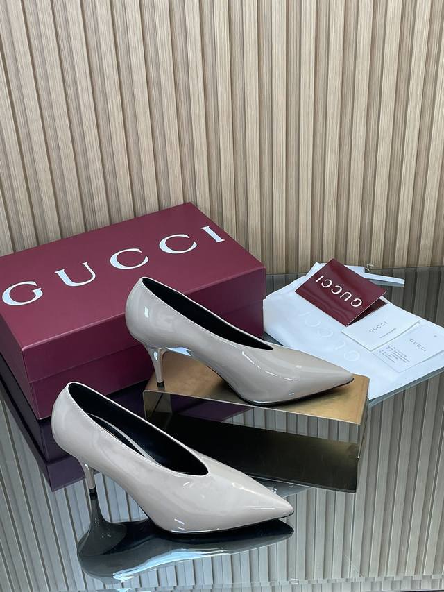 上新啦古驰2025最新秋冬新款 特推特惠 Gucci代购级别V字口漆皮高跟鞋浅口性感时尚单鞋尖头穆勒拖鞋 G家专柜最新尖头细跟原版购入1:1顶级复刻！材质工艺和
