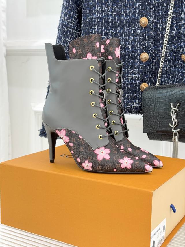 厂价 驴牌25Wf新品尖头老花高跟短靴 当百年老花邂逅当代鞋履美学 这款短靴以标志性符号与利落廓形 重塑优雅与锋芒的平衡， 让经典在步履间焕发新生。 鞋面甄选品