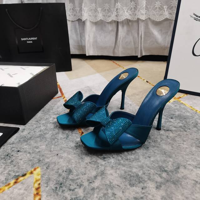 上新 Ysl 顶级高版本 2025新款烫钻蝴蝶结真丝拖鞋 细节处理完美 垫脚羊皮 质感细腻 Aaa级意大利黑色真皮大底 极致完美复刻 1鞋面：进口真丝+烫钻蝴蝶