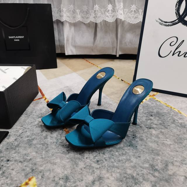 上新 Ysl 顶级高版本 2025官网同步新款蝴蝶结真丝拖鞋 细节处理完美 垫脚羊皮 质感细腻 Aaa级意大利黑色真皮大底 极致完美复刻 1鞋面：进口真丝 2垫