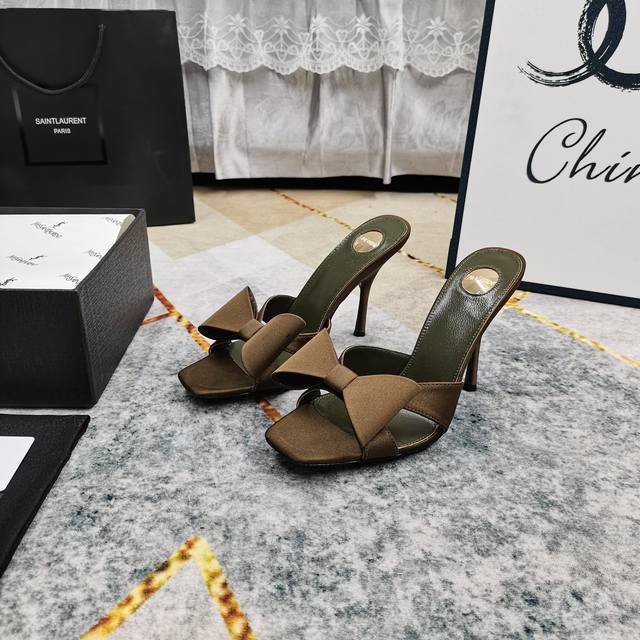 上新 Ysl 顶级高版本 2025官网同步新款蝴蝶结真丝拖鞋 细节处理完美 垫脚羊皮 质感细腻 Aaa级意大利黑色真皮大底 极致完美复刻 1鞋面：进口真丝 2垫