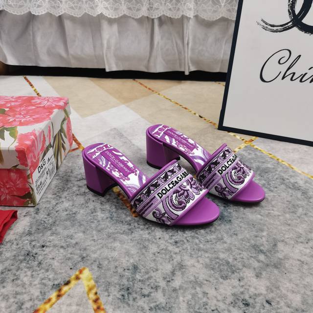 新增颜色Dg 顶级高版本 专柜同步爆款电绣+3D打印拖鞋 原版一致面料 细节处理完美 垫脚牛皮3D打印 质感细腻 Aaa级意大利真皮大底 极致完美复刻 1鞋面：