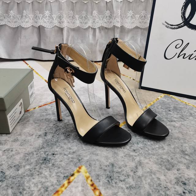 上新-Tom Ford顶级高版本 2025新款锁扣后拉链高跟凉鞋 细节处理完美 垫脚羊皮 质感细腻 Aaa级Yb意大利真皮大底 极致完美复刻 1鞋面：进口牛皮