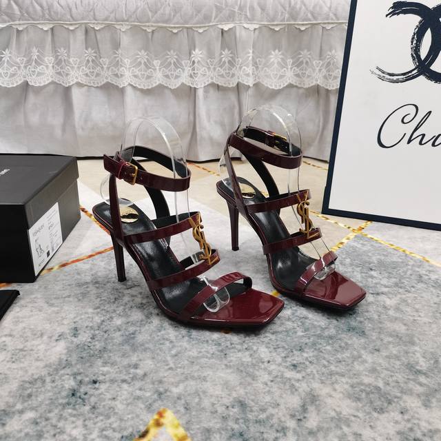 上新2025新款Logo饰扣装饰细跟凉鞋 细节处理完美 垫脚羊皮 质感细腻 Aaa级意大利黑色真皮大底 极致完美复刻 1鞋面：进口牛皮 2垫脚：进口羊皮 3鞋底