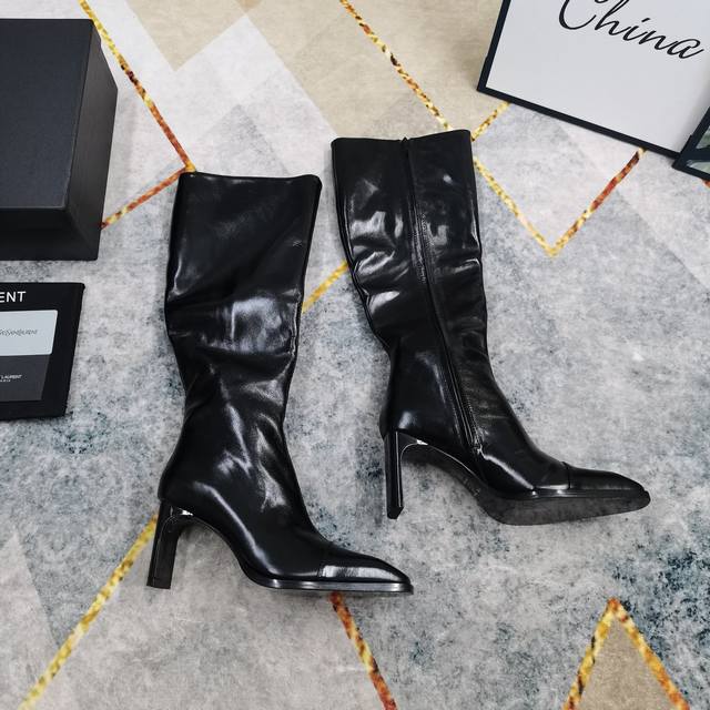 上新2025新款侧拉链套筒中筒靴 细节处理完美 垫脚羊皮 质感细腻 Aaa级意大利黑色真皮大底 极致完美复刻 1鞋面：进口牛皮 2垫脚：进口羊皮 3鞋底：Yb黑