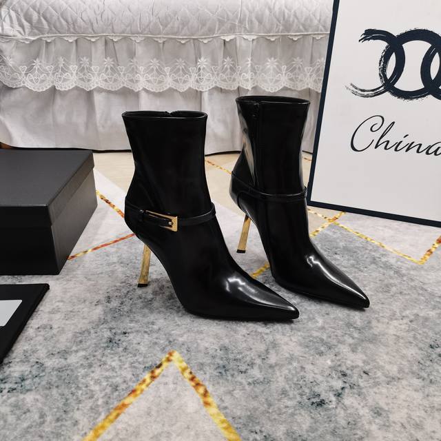 上新2025新款侧拉链皮带扣装饰短靴 细节处理完美 垫脚羊皮 质感细腻 Aaa级意大利黑色真皮大底 极致完美复刻 1鞋面：进口牛皮 2垫脚：进口羊皮 3鞋底：Y