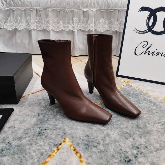 上新2025新款侧拉链短靴 细节处理完美 垫脚羊皮 质感细腻 Aaa级意大利黑色真皮大底 极致完美复刻 1鞋面：进口牛皮 2垫脚：进口羊皮 3鞋底：Yb黑色真皮