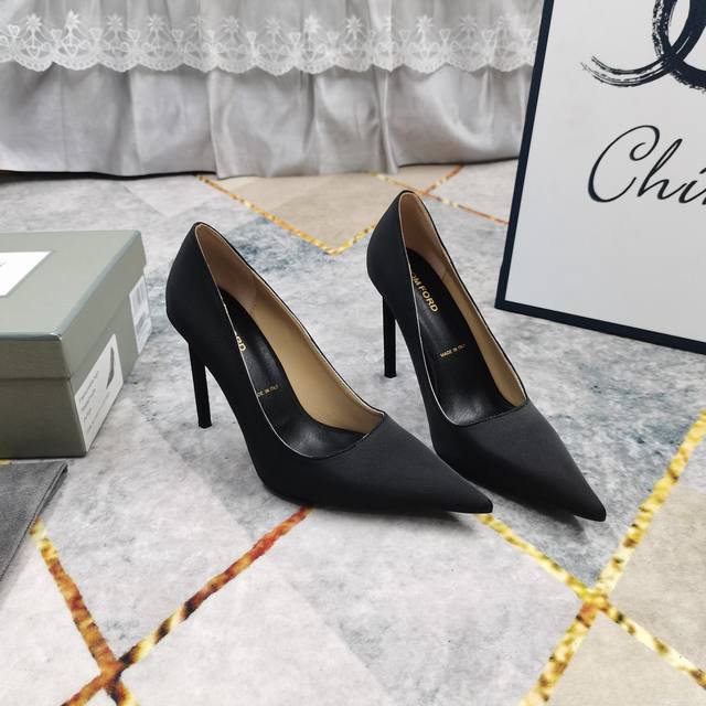 上新-顶级高版本 2025官W同步新款简约高跟单鞋 细节处理完美 垫脚羊皮 质感细腻 Aaa级Yb意大利真皮大底 极致完美复刻 1鞋面：进口真丝 2垫脚：羊皮