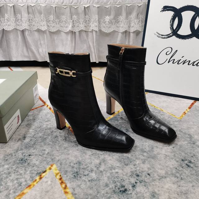 上新顶级高版本 2025新款饰扣装饰侧拉链短靴 细节处理完美 垫脚羊皮 质感细腻 Aaa级意大利真皮大底 极致完美复刻 全套配置包装 品质欢迎对比 1鞋面：进口