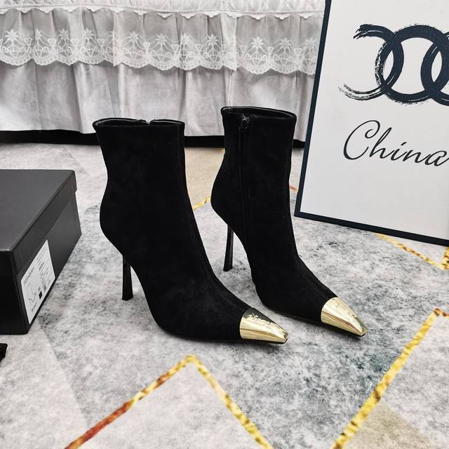 上新2025新款侧拉链尖头短靴 细节处理完美 垫脚羊皮 质感细腻 Aaa级意大利黑色真皮大底 极致完美复刻 1鞋面：进口羊京 漆皮 2垫脚：进口羊皮 3鞋底：Y