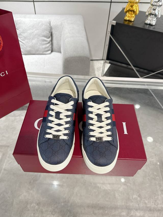 女 男400 Ace系列饰织带情侣款运动鞋 自问世以来，Ace系列运动鞋已成为品牌叙事的主角之一。全新系列呈现特色低帮设计，搭配别致细节，焕新诠释运动鞋版型。