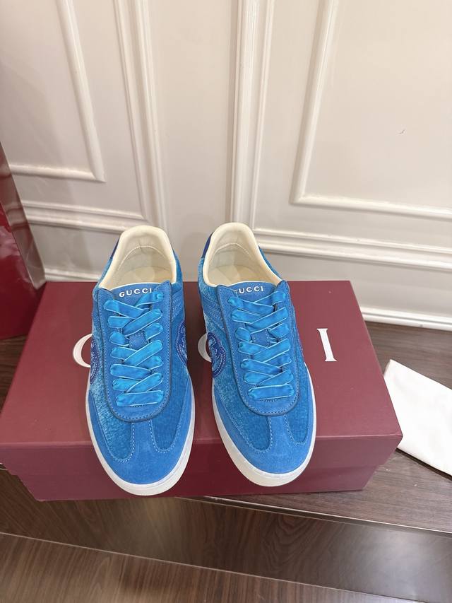 女款 Gucci 新款双G休闲鞋 小白鞋 这双鞋由柔软的麂皮制成，散发出精致而现代的魅力。经典的Interlocking G标志优雅地突显了流线型版型，为设计增