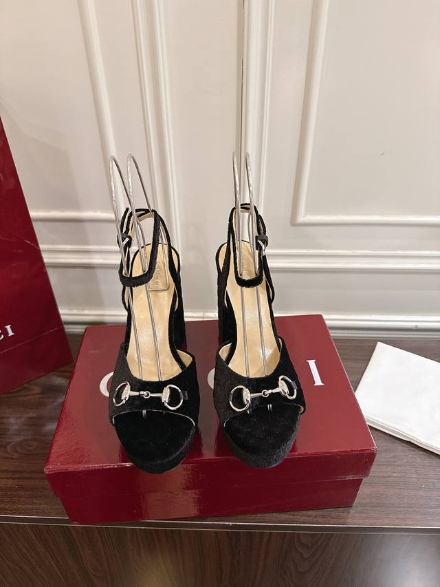 最新Guccl经典马衔扣天鹅绒厚底高跟凉鞋 此系列演绎全新时尚魅力 ，延续超高跟设计，鞋面：天鹅绒 内里垫脚：原版小羊皮 意大利真皮大底， 水台：2Cm 跟高：