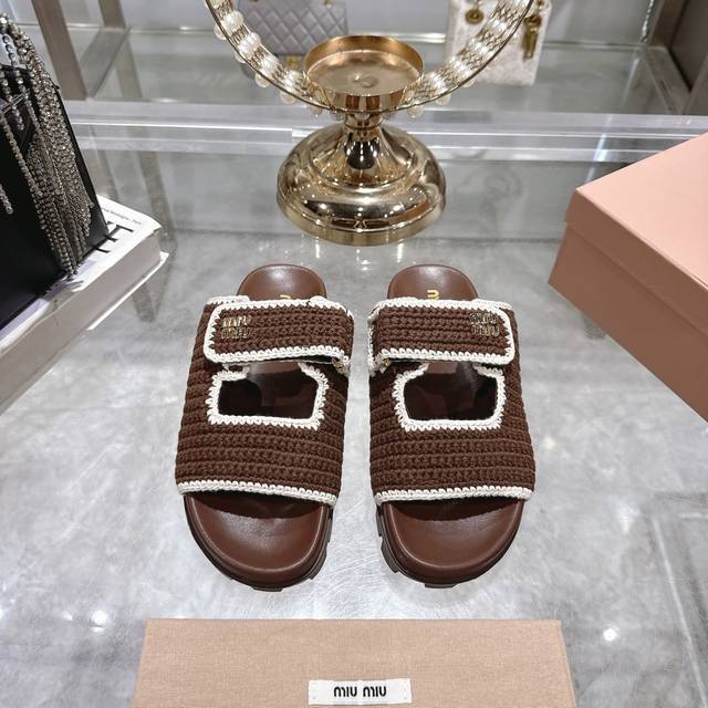 出厂 Miu Miu 两带 魔术贴 编织 厚底 平底 拖鞋 Miumiu 缪缪 25夏季新款拖鞋凉鞋系列 巴黎时装周最新走秀款，复古高级，舒适度与时髦度并存的开