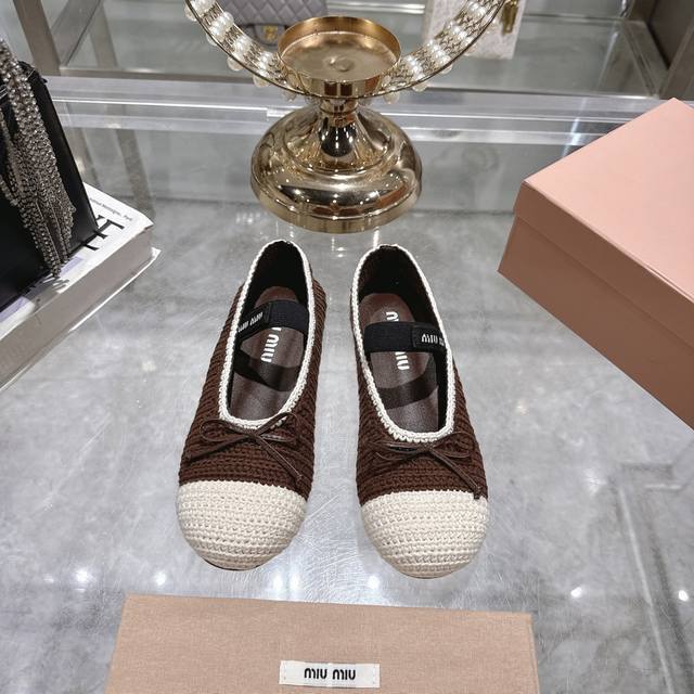 出厂 新款新色 Miumiu法式仙女芭蕾舞跳舞鞋！它带着美貌来啦！新款 太仙女啦！每一个颜色都那么好看，缎面搭配颜色特别高级！圆了你的芭蕾舞梦！Miumiu出名