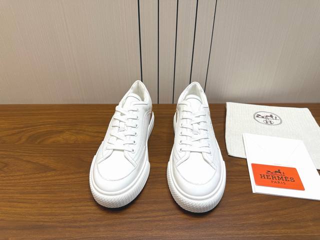 Hermes爱马仕 H家经典款 每一季都会出很多颜色 绝对是最值得买的配货之一 有遇到的男神女神真的不要错过！！ 他超轻、超舒适 走久不累、价格P不贵 码数：3