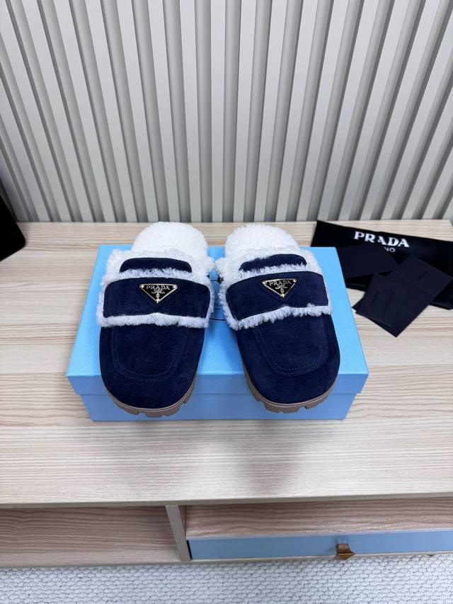 Prada 普拉达 24秋冬新款羊毛里 半拖 羊毛领口上下呼应设计！勾勒出普拉达品牌Logo 凸显高端大气 ！采用澳洲进口羊皮毛内里，冬季保暖效果超赞 面料：进