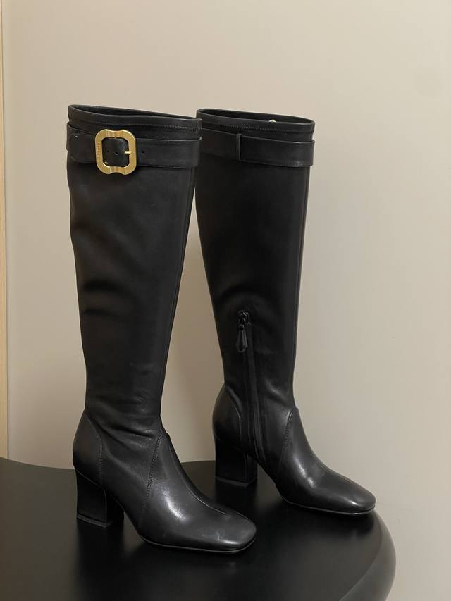 25Aw秋冬新款Miu Miu 缪缪 搭扣弹力长靴粗跟高跟长靴 粗跟，包腿，踝关节收紧！这几个要素和在一起就很难不好看，短靴把酷飒与精致拿捏得死死的黑色皮革自带