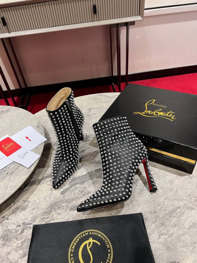 香蕉跟 满钉靴 W. 它的像鸟喙一样尖。这款黑色纳帕皮革的精致款式拥有大胆的低剪裁仿真鞋，露出脚部。它有一个100毫米的斜跟和标志性的金属尖钉。 Size：34