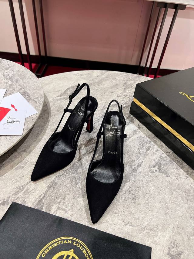 香蕉跟 后空凉鞋 W. Condoraline 高跟鞋的尖脚趾让人联想到鸟喙。这款精致的款式由黑色羊毛皮制成，展现了Maison Christian Loubo