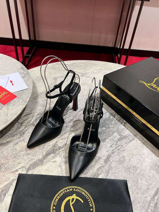 香蕉跟 后空凉鞋 W. 定做不退不换 Condora Riviera高跟鞋的尖尖的脚趾像鸟喙。这款精致的款式采用黑色专利皮革，大胆的低剪式高跟鞋露出脚部。它有1