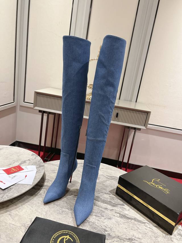 24Aw走秀经典长靴，明星同款灵感来源于西部的荒野，由进口小牛皮和牛仔布手工缝制而成，以突出的纹理设计突出了下腿的形状。鞋跟为85毫米的高跟，标志性的西部牛仔风