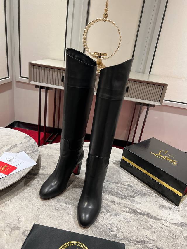 代*级* Jane Booty 具有方形、斜面85毫米的鞋跟，这款踝靴由黑色小牛皮制成。这是一款以时尚线条和垫底鞋垫为特色的城市鞋。这得益于一种创新的涂层技术，