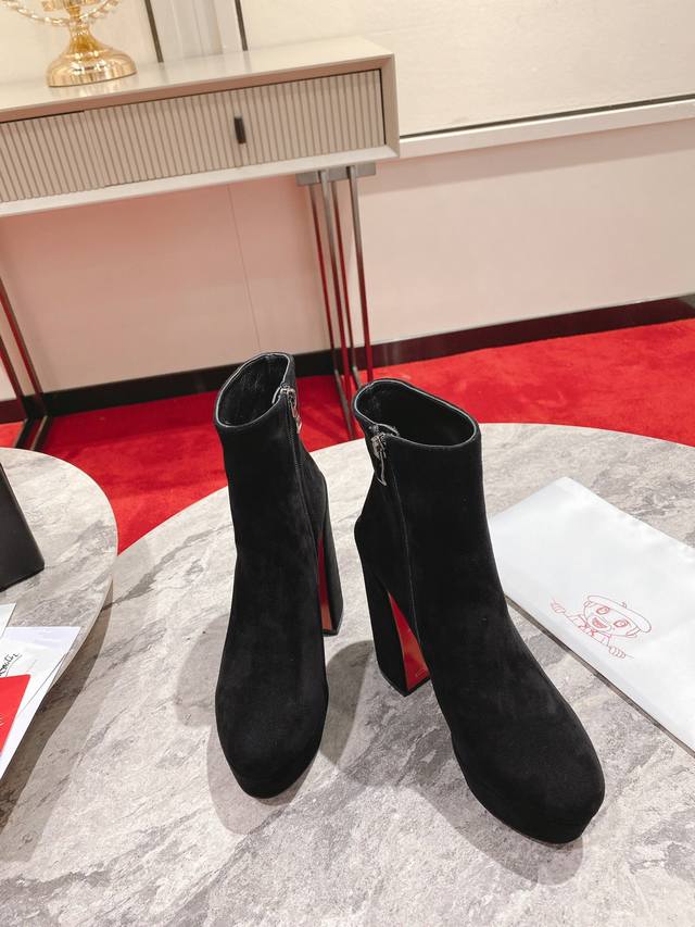 代*级* 复杂的Movida Booty Boot拥有不可抗拒的时尚设计。这款由Maison Christian Louboutin设计的鞋后跟长度为130毫米