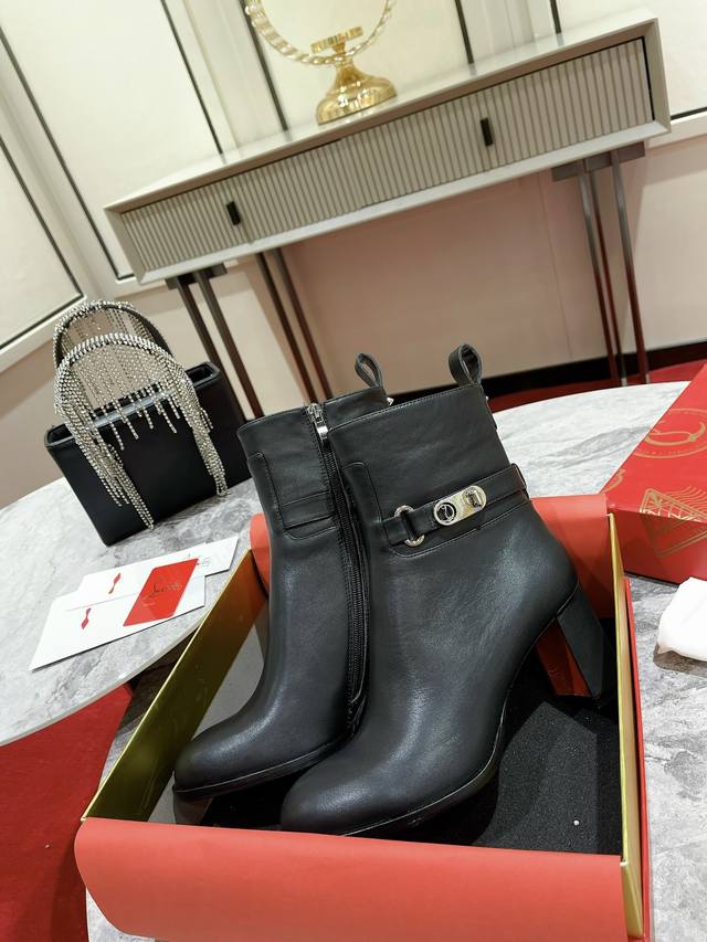 代*级* 重工马丁靴 原版1:1调试楦型，完美修长，线条感十足， 配高档礼盒包装，高端大气，更显尊贵...... 材质 进口小牛皮配电镀原版Logo扣 内里垫脚