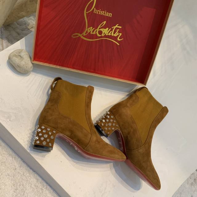 代*级* 羊猄 方跟铆钉切尔西踝靴 定做不退不换 原版1:1调试楦型，完美修长，线条感十足， 配高档礼盒包装，高端大气，更显尊贵...... 材质 采用进口羊猄