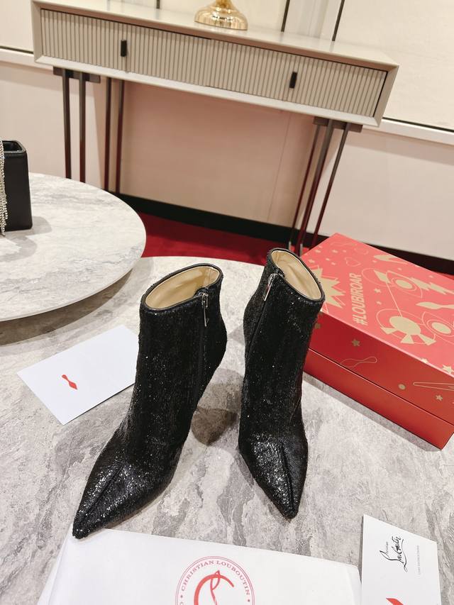 毛毛靴W. 定做不退不换 作为Maison Christian Louboutin最具标志性的设计之一，So Kate Booty是一款现代风格的踝靴，采用简洁