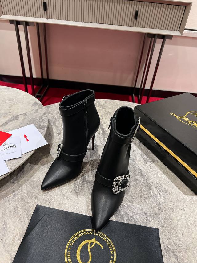 Cl扣靴W. 它配有100毫米的细高跟鞋，完全由黑色小牛皮制成。它有一个尖尖的脚趾，与众不同的是两条带有大金属扣的带子，扣子装饰着鞋面。 Size：34码-42