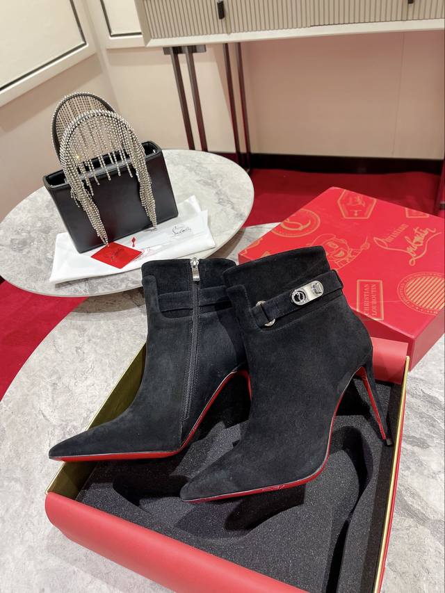 代*级* 定做不退不换 Lock So Kate Booty 靴子线条简洁，彰显 Maison Christian Louboutin 的精致。这款带有尖头的都
