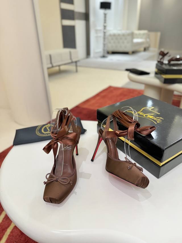 芭蕾舞鞋W. Cassia Lace Up高跟鞋是克里斯蒂安 卢布托 Christian Louboutin “天赋”的证明，它有一个方形脚趾。灵感来自芭蕾舞鞋