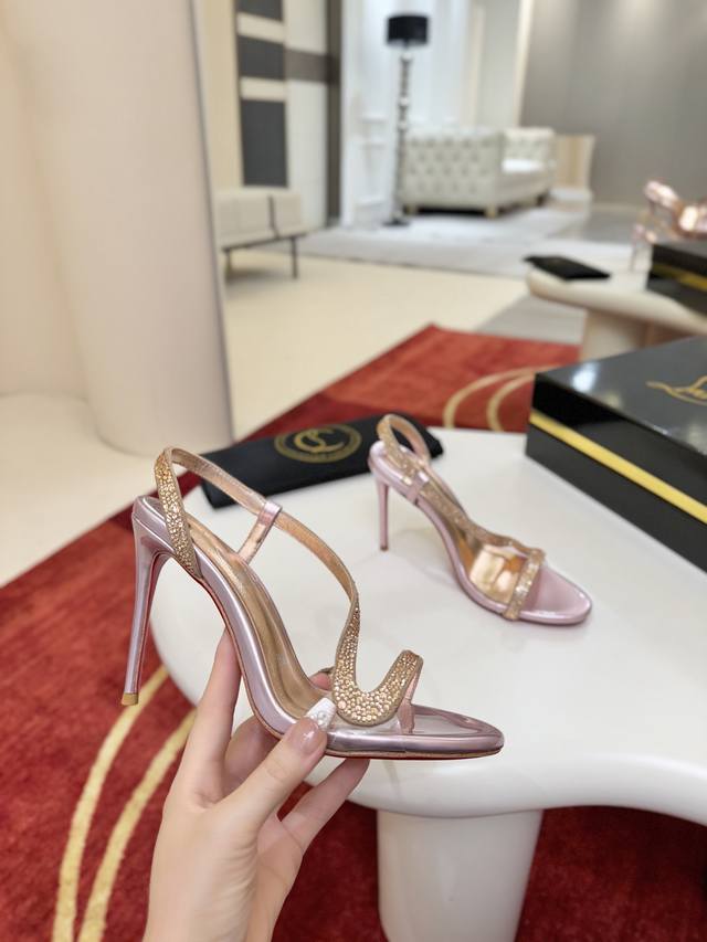 S带钻凉鞋 2670春夏系列新品登场，创意大胆的鞋履设计尽显前卫态度，焕新都市造型。 Size：34码-43码 34.40.41.42.43定做不退不换，43码