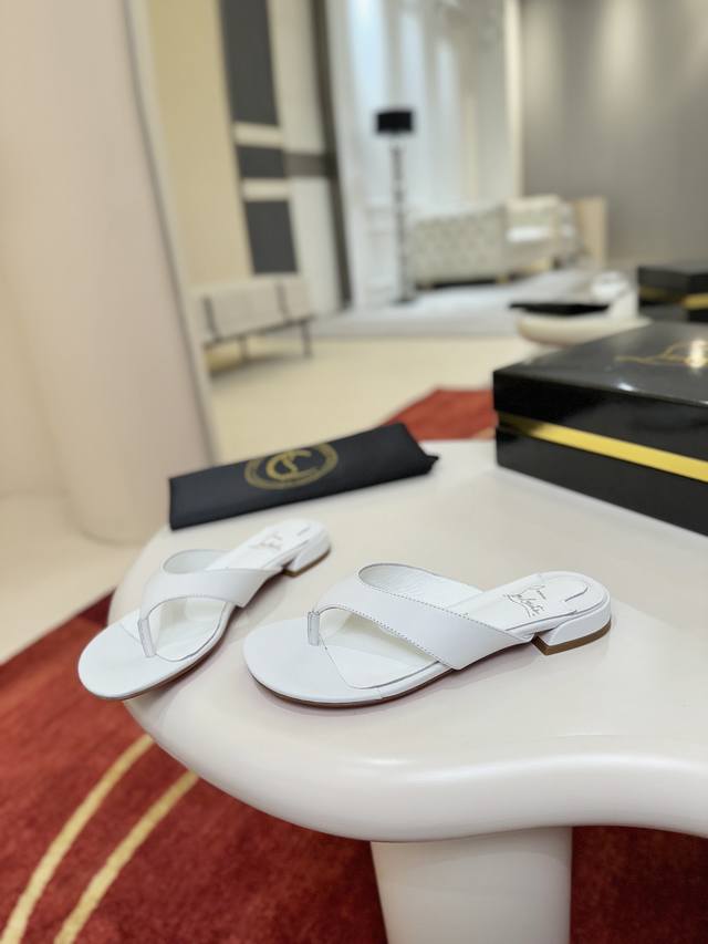 夹脚拖鞋W. Janetonga 丁字裤具有引人注目的方形55毫米斜跟。这款Maison Christian Louboutin 凉鞋由黑色羊毛纳帕皮革制成，展